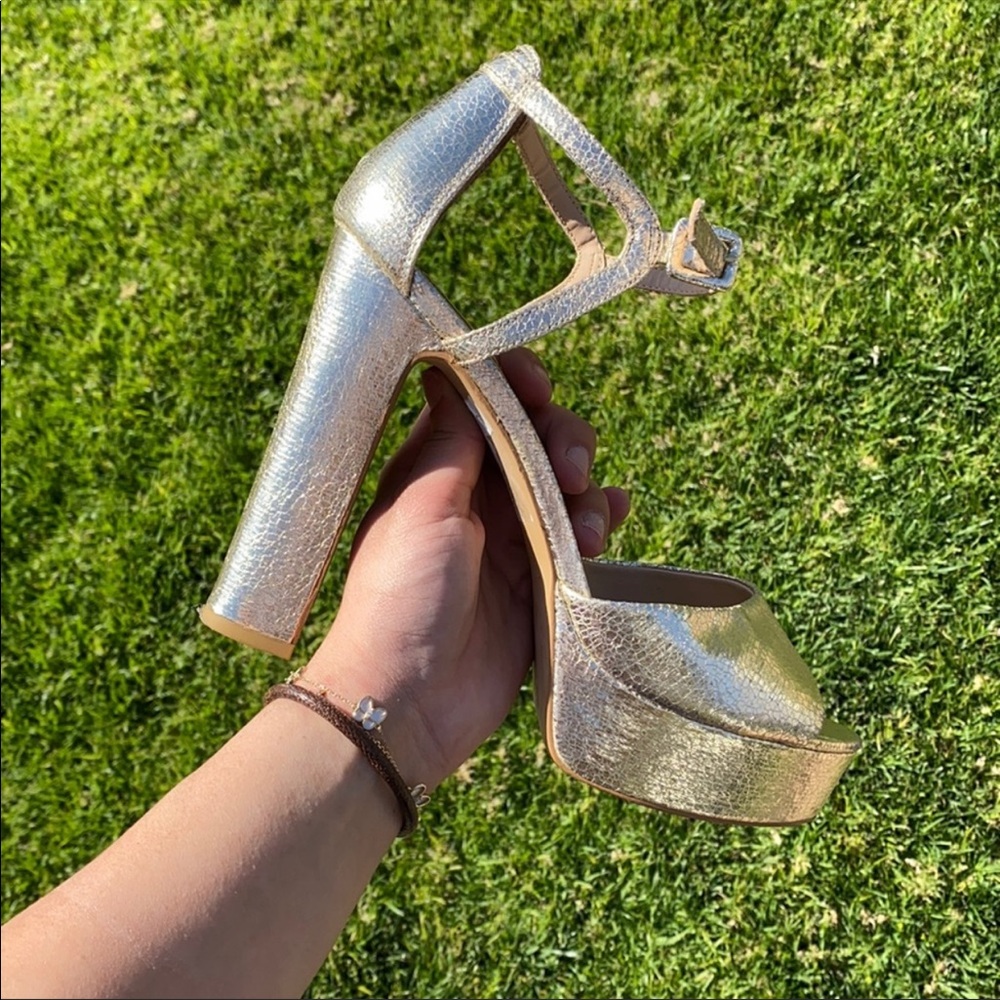 Sexy gold heels!